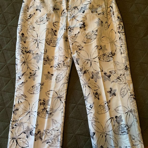 Off-white crop pants w/back slits & textured charcoal print - (size 6) - Picture 5 of 5
